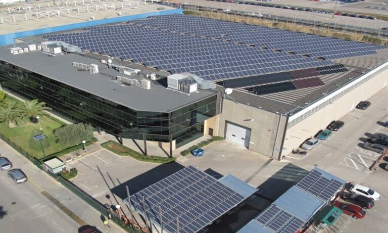 Paneles solares fábrica almacén