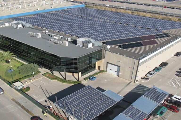 Paneles solares fábrica almacén