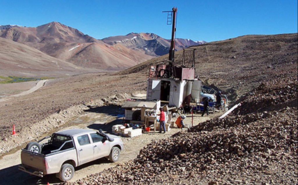 La automotriz Stellantis y la mina Los Azules sellaron una alianza para la producción de cobre.