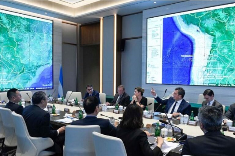 Sergio Massa y funcionarios de la delegacion argentina que viajó a China.