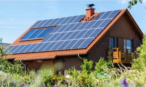 Casa con energía solar, paneles solares, uso racional de la energía.