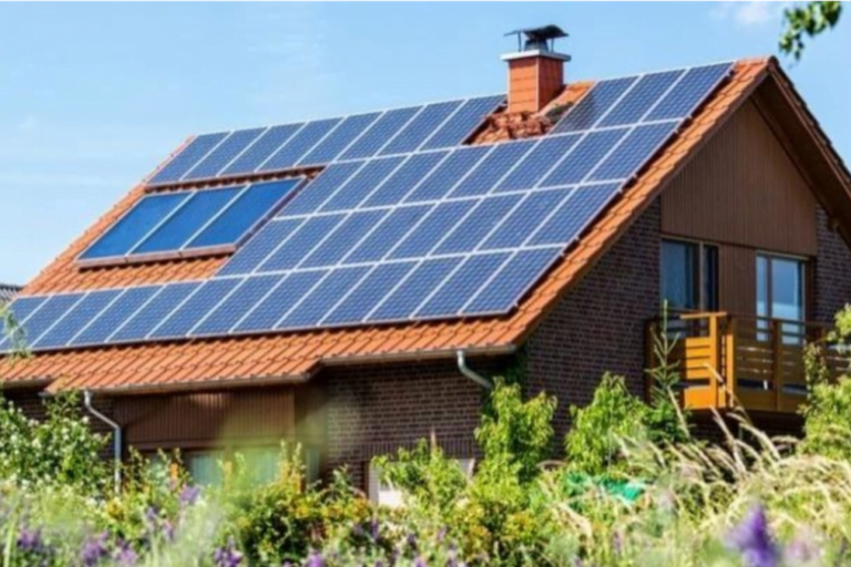 Casa con energía solar, paneles solares, uso racional de la energía.