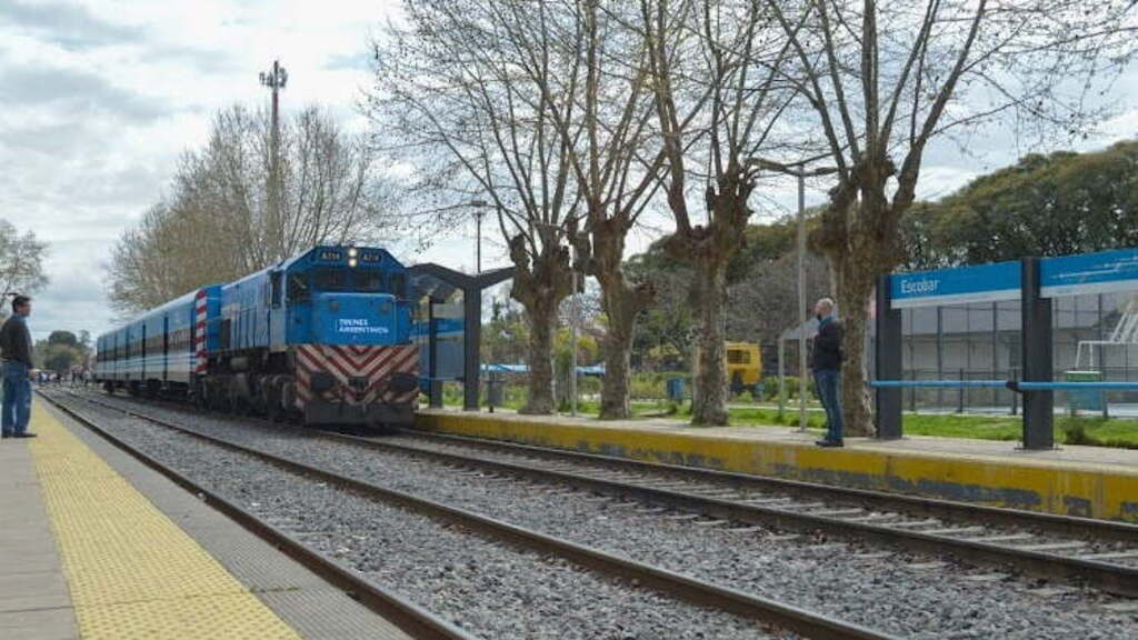 Ballester, Ferrocarril, Transporte de pasajeros