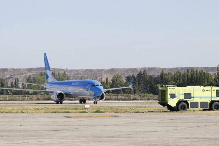 Aerolíneas Argentinas, Rosario, Neuquén