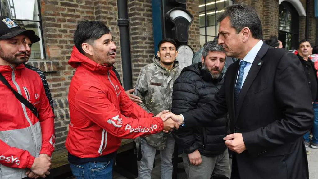 Sergio Massa con repartidores de delivery.