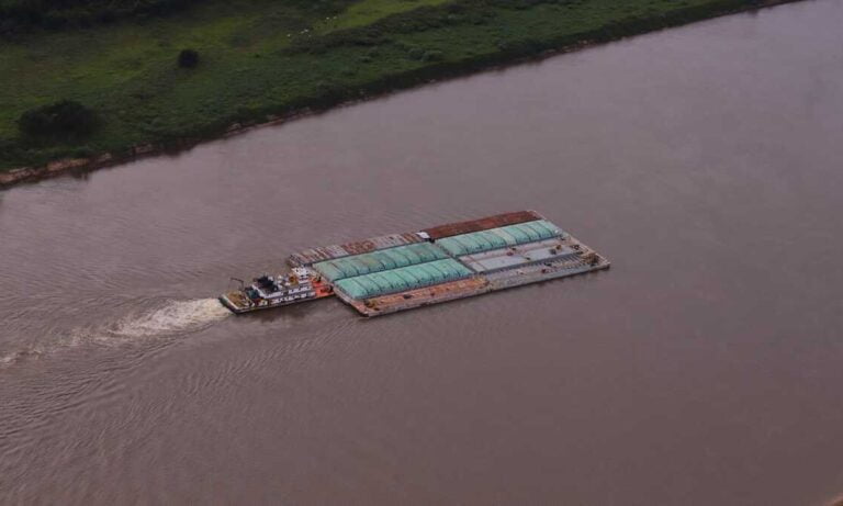 Hidrovía, Río Paraná, Camión fluvial