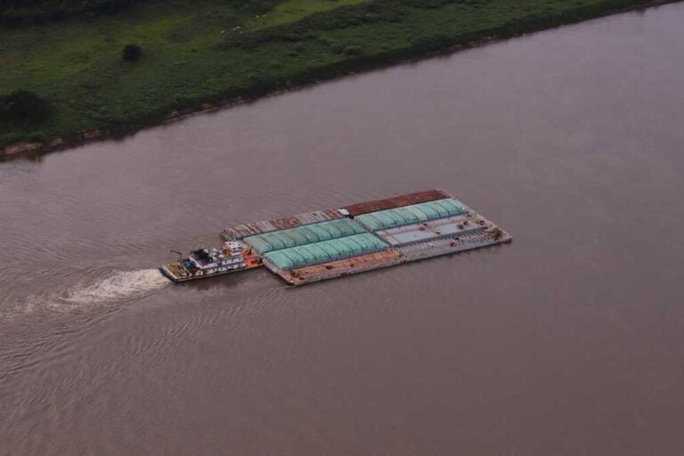 Hidrovía, Río Paraná, Camión fluvial