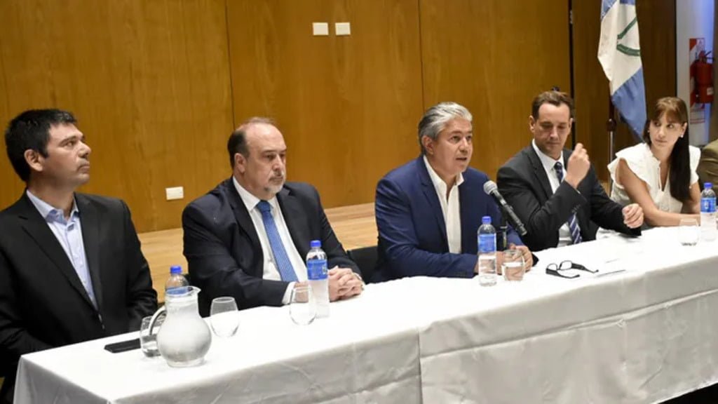 Mesa de Vaca Muerta, Rolando Figueroa, Empleo