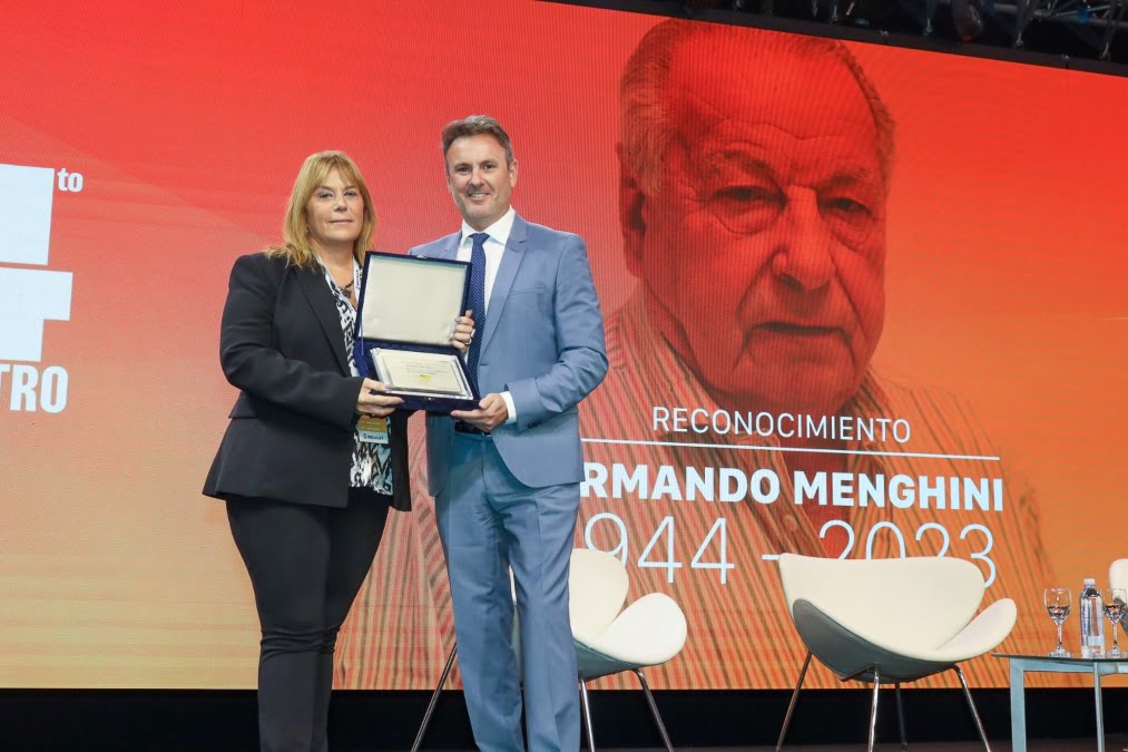 Distinción a Armando Menghini que recibe su hija Mariela.