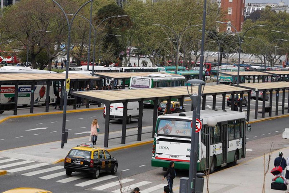 Colectivos, estacion Retiro, tren Belgrano Norte, metrobus