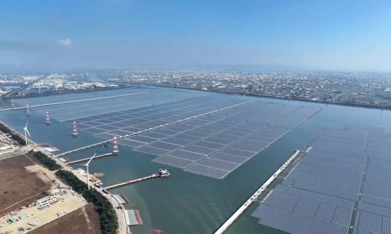 la planta solar flotante más grande del mundo
