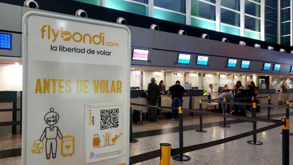 Flybondi, Low cost, Mendoza, Córdoba, suspensión de ruta