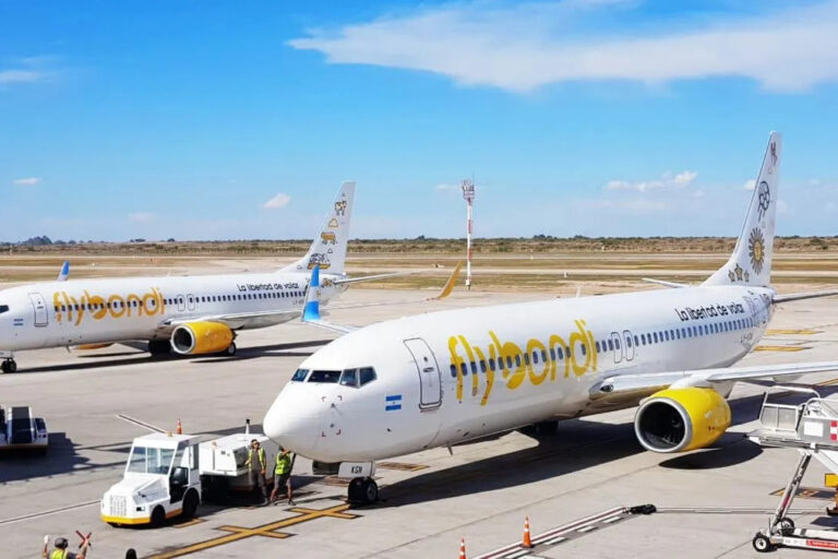 Flybondi, Low cost, Mendoza, Córdoba, suspensión de ruta