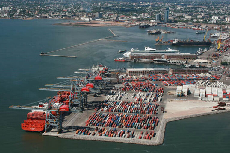 Puerto Montevideo, Paraguay, Contenedores, cargas