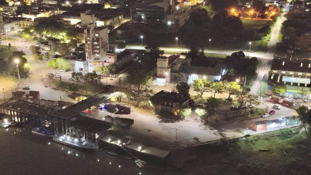 La llegada del buque coincidió con la puesta en marcha de importantes obras de renovación y ampliación de la iluminación en la zona de muelles