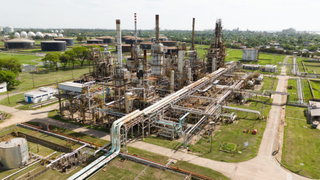 Buscan reactivar la refinería de San Lorenzo de YPF