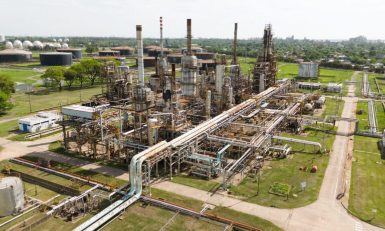 Buscan reactivar la refinería de San Lorenzo de YPF