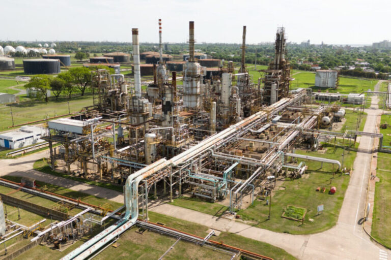Buscan reactivar la refinería de San Lorenzo de YPF