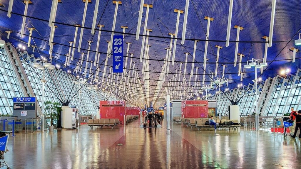 El Aeropuerto Internacional de Shanghái Pudong es una importante base de operaciones en Asia, especialmente en oriente, y es el principal aeropuerto de Shanghái, en China.