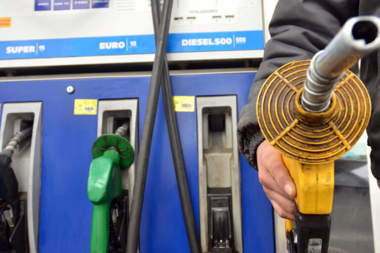 impuestos combustibles, Decreto 522/2025, ICL, IDC, nafta, gasoil, postergación tributaria, inflación, combustibles