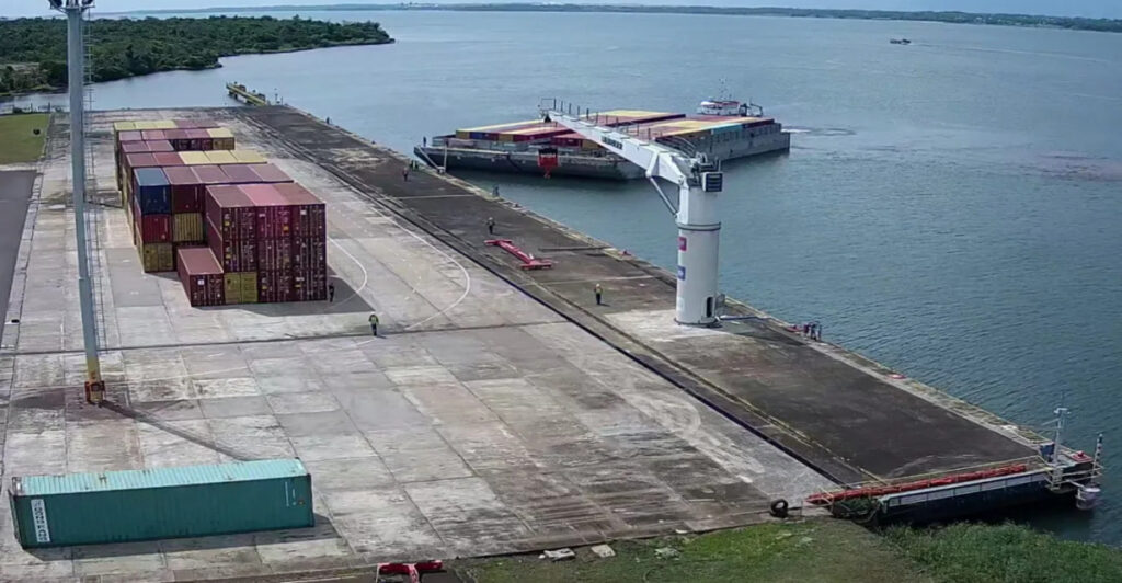 Puerto de Posadas, barcaza, barcacero, Paraguay, Argentina