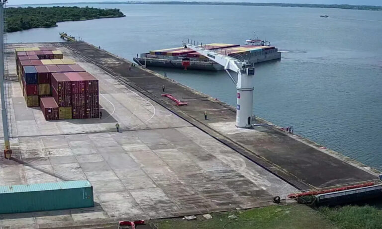 Puerto de Posadas, barcaza, barcacero, Paraguay, Argentina