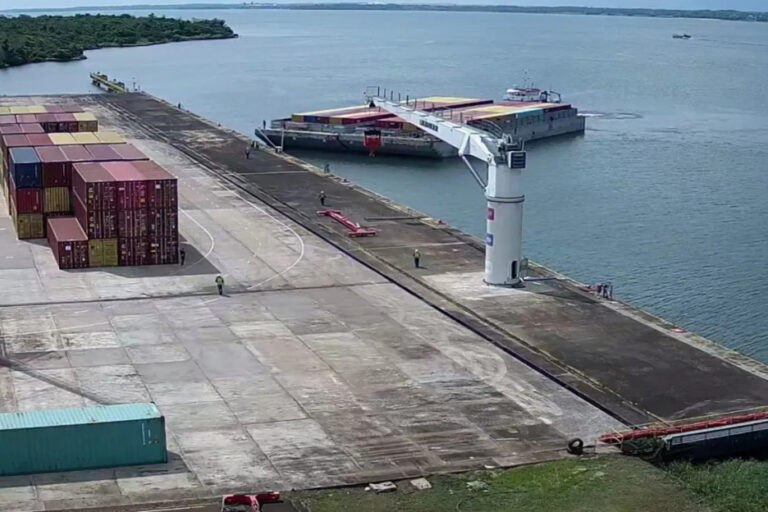 Puerto de Posadas, barcaza, barcacero, Paraguay, Argentina