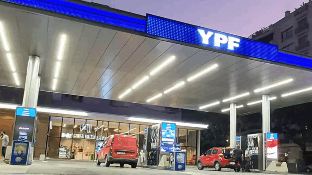 YPF, combustibles, pago en dólares, nafta, gasoil, estaciones de servicio, Luis Caputo, autodespacho, descuentos, mercado de combustibles