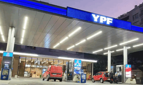 YPF, combustibles, pago en dólares, nafta, gasoil, estaciones de servicio, Luis Caputo, autodespacho, descuentos, mercado de combustibles