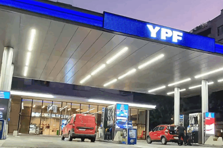 YPF, combustibles, pago en dólares, nafta, gasoil, estaciones de servicio, Luis Caputo, autodespacho, descuentos, mercado de combustibles
