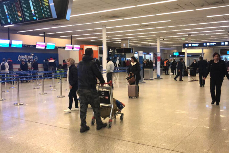 paro de controladores aéreos, ATEPSA, vuelos cancelados, aeropuertos, Aerolíneas Argentinas, conflicto gremial
