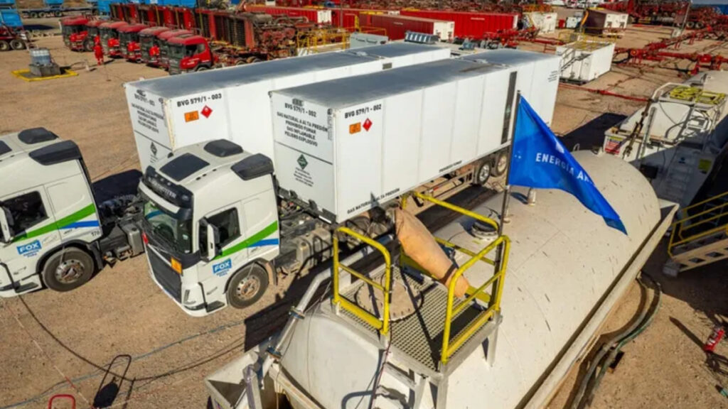 YPF, Vaca Muerta, Fractura Hidráulica, Gas Natural Comprimido, GNC,La cita será en próximo miércoles 8 de octubre de 2025, bajo el título “Proyecciones Económicas para Operaciones Logísticas 2026”, en la Bolsa de Comercio de Buenos Aires. La Fundación de Investigaciones Económicas Latinoamericanas (FIEL) realizará su tradicional encuentro anual sobre perspectivas económicas y logísticas.El programa se iniciará a las 8:00 con un café de bienvenida, seguido a las 8:50 por la presentación del encuentro y su dinámica de trabajo. A las 9:00 se abrirá el primer módulo de análisis político a cargo de Martín Rodríguez Yebra, periodista de La Nación. Posteriormente, a las 9:45, será el turno de Juan Luis Bour, economista jefe de FIEL, quien abordará las proyecciones de economía y finanzas para el año 2026. La agenda continuará a las 10:30 con la exposición de Jorge Jares sobre flujos logísticos proyectados para el período 2025/2026. Tras una pausa para café prevista entre las 11:10 y las 11:45, se desarrollará un panel empresario moderado por Mauro Sperperato, de Sinapsys, con la participación de referentes del sector. Entre los confirmados figuran Gustavo Figuerola (presidente de TRP – Dubai Port), Emiliano Giana (director comercial de Plaza Logística), Hernán Sánchez (presidente de CEDOL y del Comité Ejecutivo de Celsur) y Lucio Zemborain (Estudio Zemborain). El cierre del encuentro está previsto para las 12:45. Inscripción y apoyo En cuanto a la inscripción, el valor general se fijó en $88.000. Para asistentes a reuniones anteriores y socios de CEDOL y FAETyL, el costo será de $64.000, mientras que las empresas que inscriban tres o más participantes abonarán $56.000 por persona. Las consultas e inscripciones podrán canalizarse a través del correo eventologistica@fiel.org.ar El evento cuenta con el acompañamiento de diversas compañías y organizaciones vinculadas al sector logístico, entre ellas: Terminales Río de la Plata – DP World, CEDOL, JIPH, Celsur, Plaza Logística, Diagnóstico Coaching Logístico, Medlog Transport & Logistics, Urbano, Soporte Logístico y Dompra SRL. Además, la iniciativa cuenta con el apoyo de entidades y medios especializados como Logística en 30, Web Picking, Logistec.com.ar, Todo Logística 360, Movant Connection, ARLOG y FAETyL.