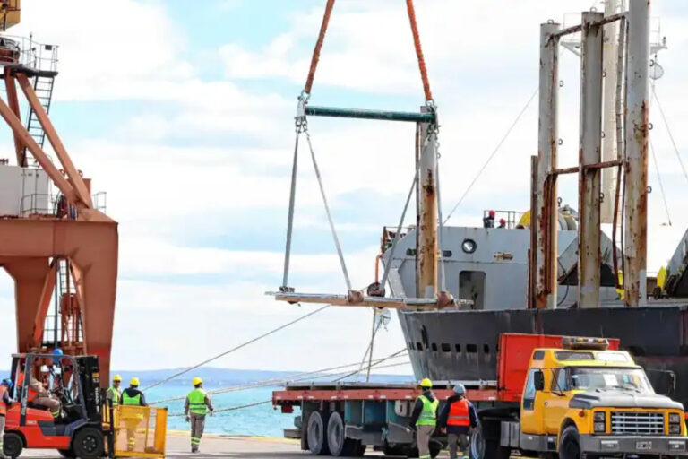 Vaca muerta sur, punta colorada, puerto san antonio este, exportacion de petroleo, acero, oleoducto, tanques de almacenamiento, rio negro