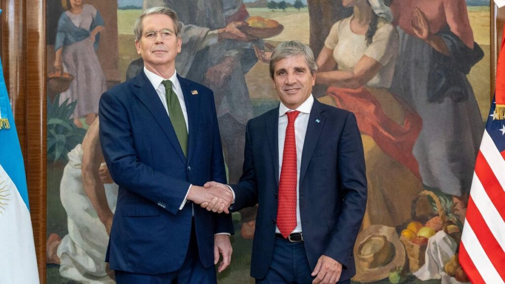 el ministro de Economía argentino, Luis Caputo, y el secretario del Tesoro estadounidense, Scott Bessent