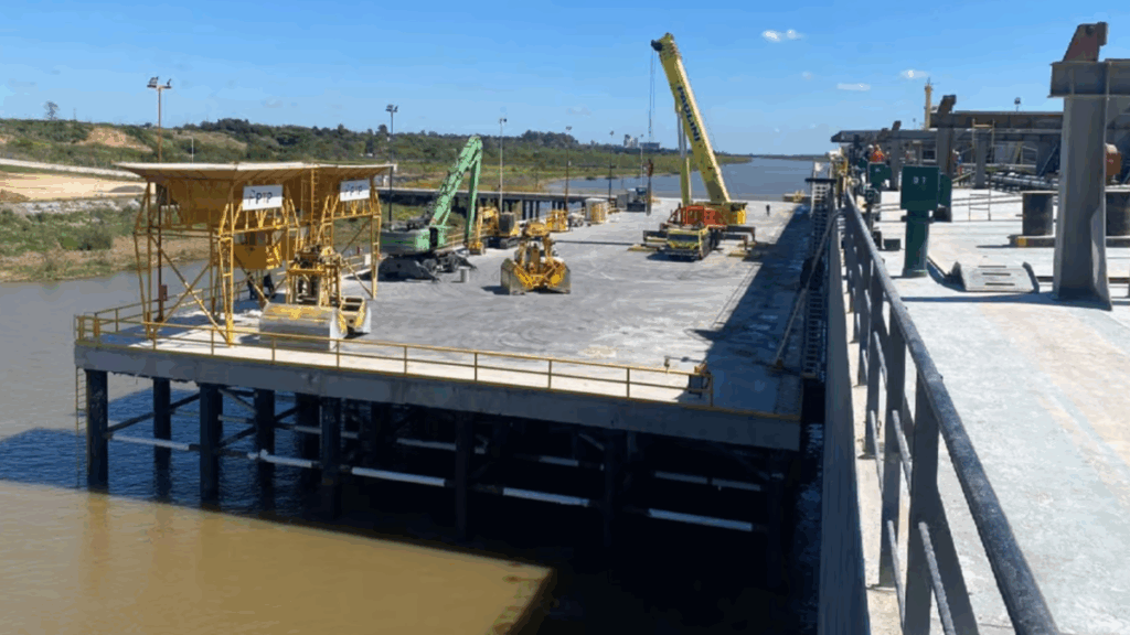 Zona Franca Santafesina, Puerto de Villa Constitución, buque Panamax, Giewont, comercio exterior, logística fluvial, río Paraná, agroindustria, PTP Group Logistics,