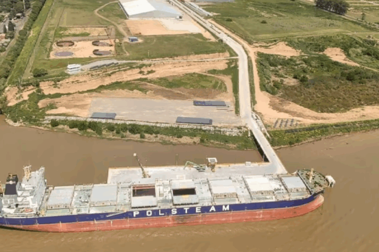 Zona Franca Santafesina, Puerto de Villa Constitución, buque Panamax, Giewont, comercio exterior, logística fluvial, río Paraná, agroindustria, PTP Group Logistics,
