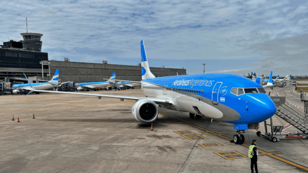 Aerolíneas Argentinas, aviación comercial, pilotos, empleo, transporte aéreo, flota aérea, licencias aeronáuticas, Boeing 737,