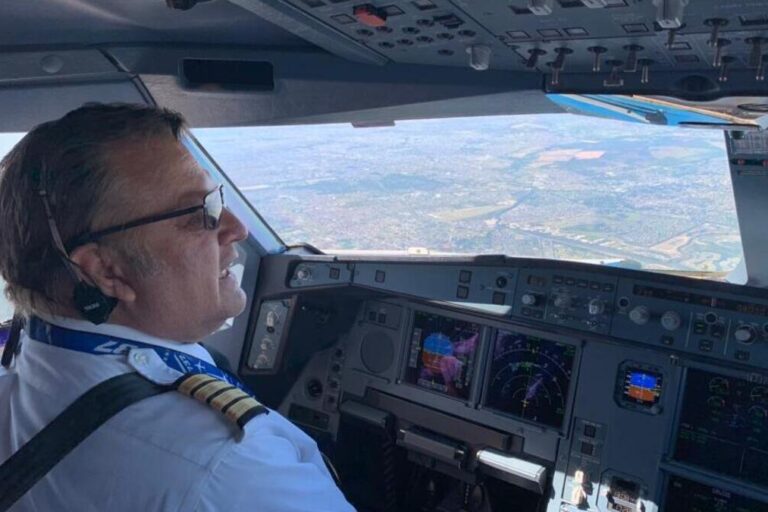 Aerolíneas Argentinas, aviación comercial, pilotos, empleo, transporte aéreo, flota aérea, licencias aeronáuticas, Boeing 737,