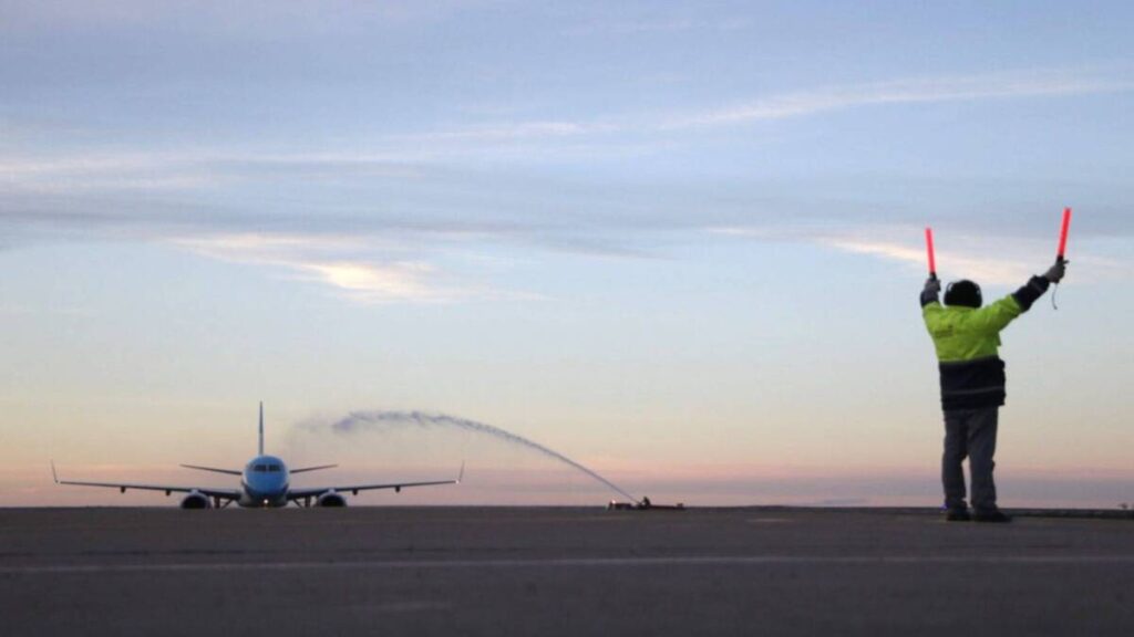 Aerolíneas Argentinas, Puerto Madryn, conectividad aérea, transporte aéreo, turismo, vuelos nacionales, Aeropuerto El Tehuelche, Flybondi,