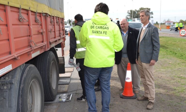 Santa Fe, transporte de carga, pesaje de camiones, seguridad vial, rutas provinciales, APSV, Dirección Provincial de Vialidad, peaje portuario, infraestructura vial,