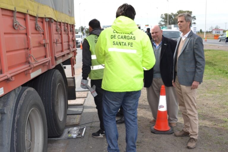 Santa Fe, transporte de carga, pesaje de camiones, seguridad vial, rutas provinciales, APSV, Dirección Provincial de Vialidad, peaje portuario, infraestructura vial,