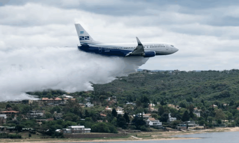 Boeing 737 Fireliner, incendios forestales, Chubut, Puerto Patriada, aviación hidrante, Santiago del Estero, operaciones aéreas, Servicio Nacional de Manejo del Fuego,