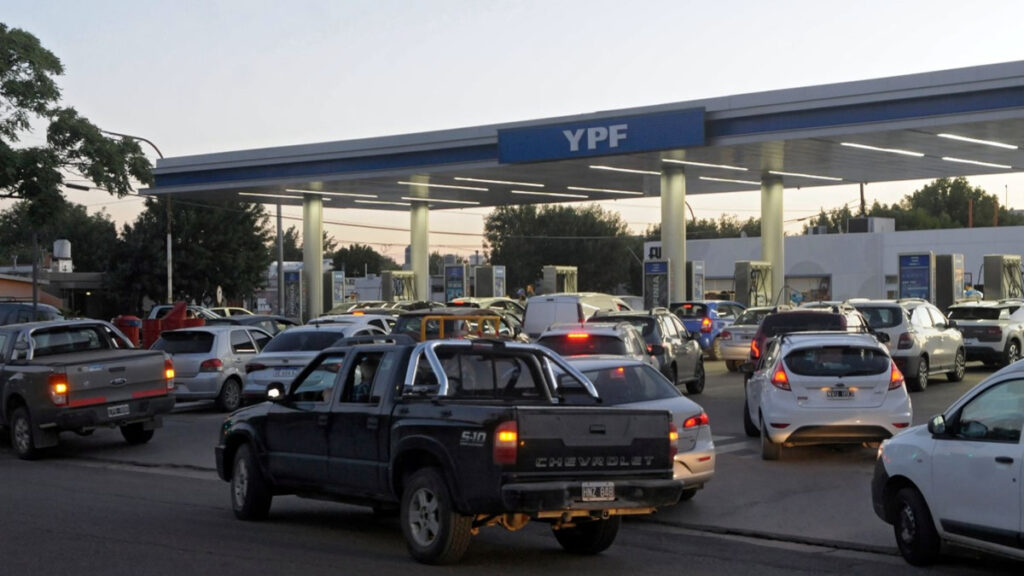 combustibles, estaciones de servicio, nafta premium, gasoil, consumo energético, mercado petrolero, YPF, Shell, Axion Energy, Puma Energy