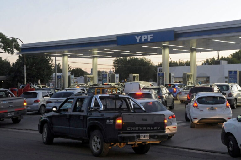 combustibles, estaciones de servicio, nafta premium, gasoil, consumo energético, mercado petrolero, YPF, Shell, Axion Energy, Puma Energy