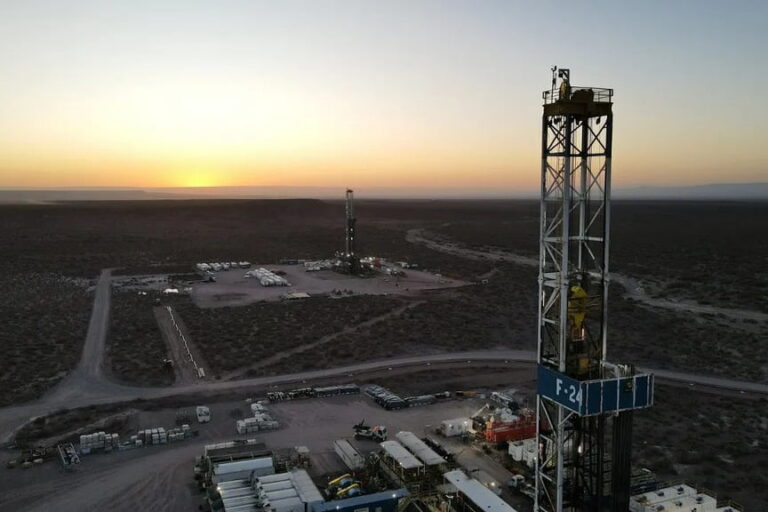 Vaca Muerta, shale oil, producción petrolera, infraestructura energética, ductos, exportaciones de petróleo, Rystad Energy, Cuenca Neuquina, Vaca Muerta Oil Sur,