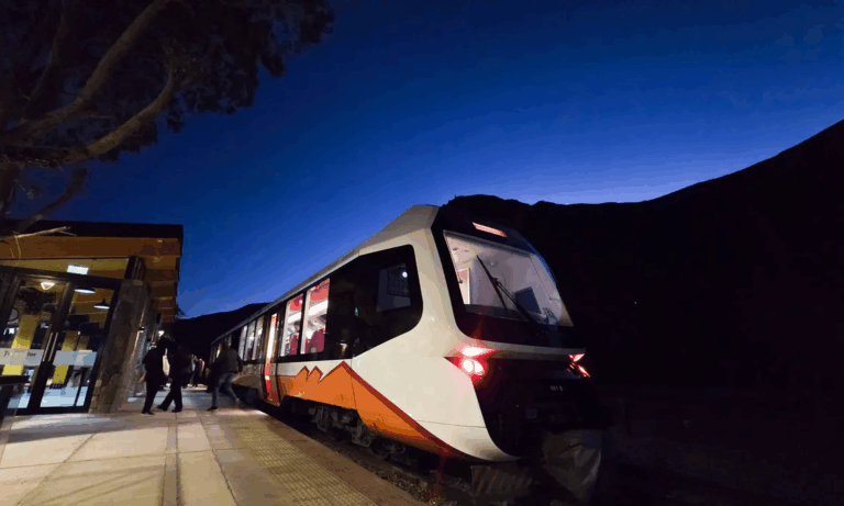 Tren Solar de la Quebrada, Jujuy, turismo sustentable, movilidad limpia, Quebrada de Humahuaca, experiencias turísticas, salidas nocturnas,