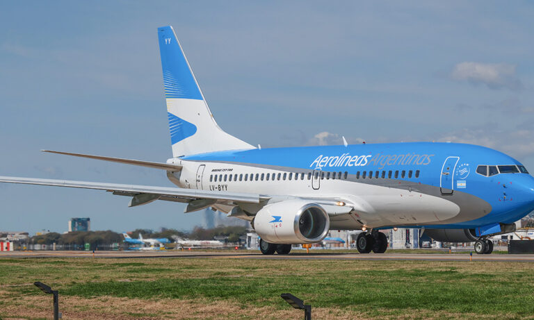 Aerolíneas Argentinas, Flybondi, pasajes aéreos, promociones, descuentos, mercado aerocomercial, cabotaje, vuelos internacionales, Brasil, Patagonia, temporada baja,