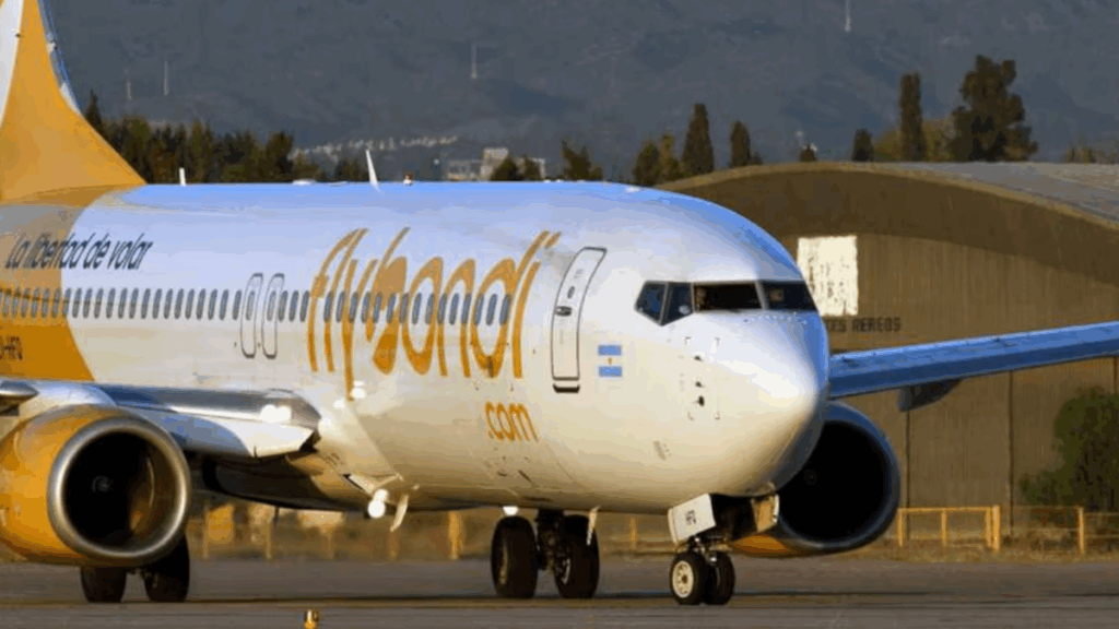 Aerolíneas Argentinas, Flybondi, pasajes aéreos, promociones, descuentos, mercado aerocomercial, cabotaje, vuelos internacionales, Brasil, Patagonia, temporada baja,