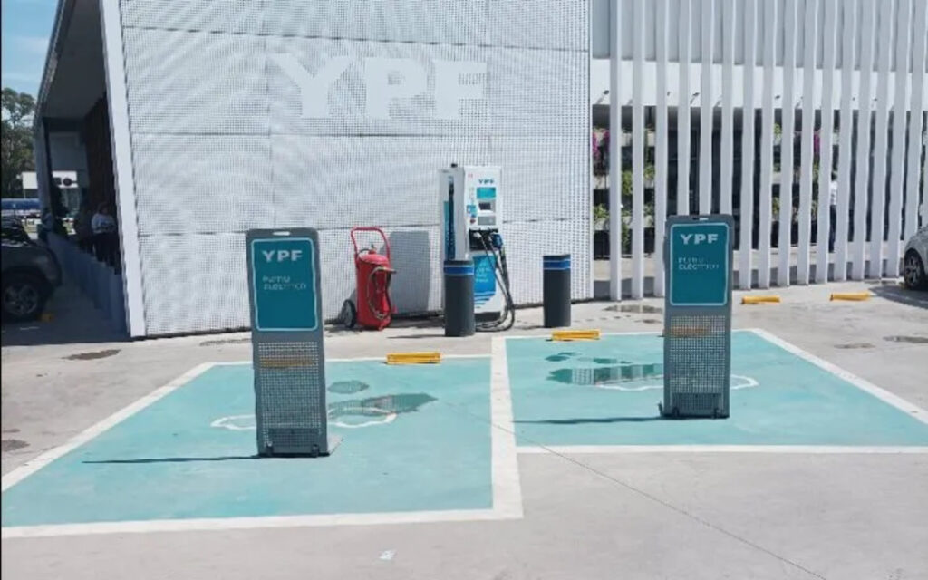 El listado de servicios de la nueva estación de servicios de YPF incluirá estaciones de recarga eléctrica, en línea con la transición energética y la diversificación de matrices de movilidad.