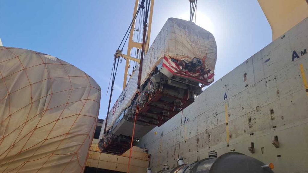 En la Dársena E del Puerto de Buenos Aires se desplegó un operativo técnico de alta complejidad para descargar tres locomotoras de 114 toneladas cada una